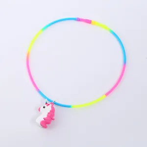 Detaillierte Ansicht einer bunten Silikon-Regenbogenkette mit süßem Einhorn-Anhänger