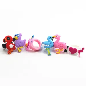 Dettaglio macro di un set di anelli a forma di fenicottero in PVC morbido per bambini