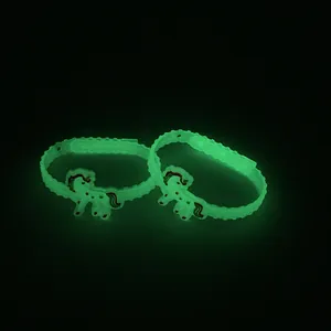 Primo piano del braccialetto in silicone a forma di unicorno verde luminoso al buio