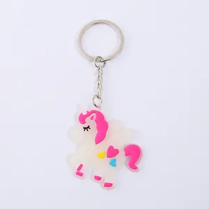 Detailansicht eines leuchtenden PVC-Einhorn-Schlüsselanhängers mit rosa Mähne und Herzen