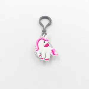 Vista dettagliata di un grazioso portachiavi a forma di unicorno in PVC con luce LED