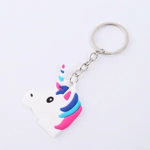 Nahaufnahme eines Einhorn-Schlüsselanhängers aus buntem, weichem PVC-Gummi-Material