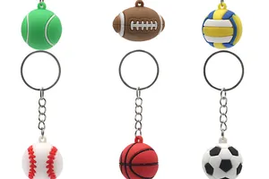 Detailansicht von Sportball-Schlüsselanhängern mit Fußball-, Basketball- und Rugby-Designs