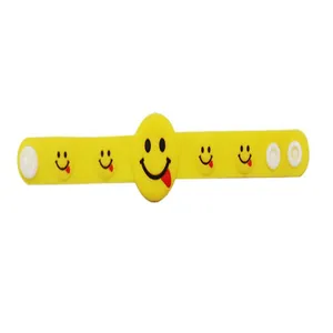 Détail d'un bracelet à claquer en silicone jaune vif avec des emojis de visages souriants