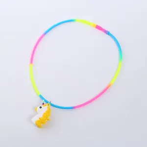 Detailansicht einer Silikon-Regenbogenkette mit einem niedlichen Einhorn-Anhänger.