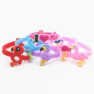 Vista dettagliata di braccialetti in PVC fenicottero con simpatici disegni animati