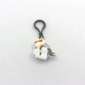 Vista ravvicinata di un portachiavi a forma di unicorno in PVC bianco con luce LED colorata