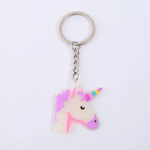 Detaillierte Ansicht eines leuchtenden Einhorn-Schlüsselanhängers aus weichem PVC-Material