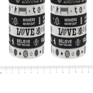 Détail de bracelets en silicone pour volley-ball avec citations et règle de mesure