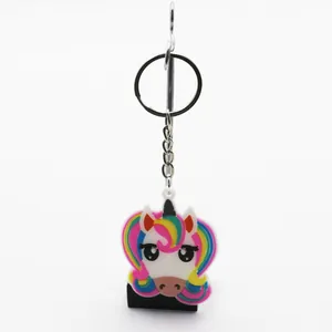 Detailansicht eines bunten Einhorn-Schlüsselanhängers aus PVC-Weichgummi mit Regenbogen
