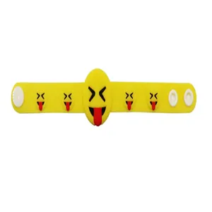 Vue détaillée d'un bracelet silicone jaune avec un motif emoji amusant