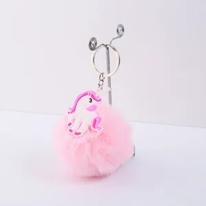 Vue détaillée d'un porte-clés pompon rose avec une jolie licorne en PVC