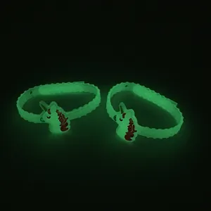 Braccialetto in silicone fluorescente con ciondolo a forma di unicorno verde luminoso.
