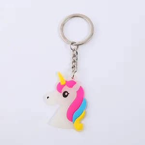 Leuchtender PVC-Einhorn-Schlüsselanhänger mit bunter Mähne, perfekt für Schlüssel