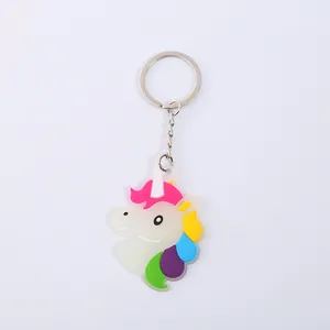 Detailansicht eines leuchtenden PVC-Einhorn-Schlüsselanhängers mit Regenbogenmähne