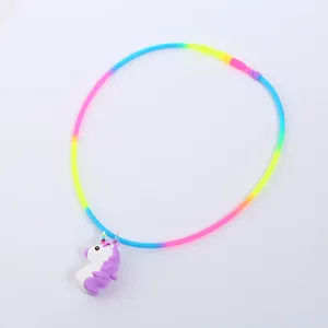 Detail einer bunten Silikon-Regenbogenkette mit einem süßen lila Einhorn-Anhänger.