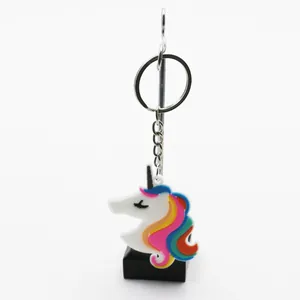 Detaillierte Nahaufnahme eines süßen Einhorn-Schlüsselanhängers mit bunter Regenbogenmähne