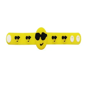 Vue détaillée du bracelet à clapet en silicone jaune avec des motifs d'emoji à lunettes de soleil.