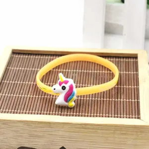 Dettaglio ravvicinato di un braccialetto sportivo in silicone giallo con un unicorno