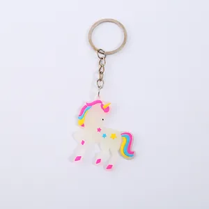 Detailansicht eines leuchtenden PVC-Einhorn-Schlüsselanhängers mit Sternen.