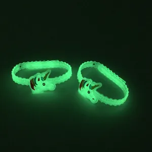 Vista dettagliata che mostra l'intensa luce verde dei braccialetti in silicone a unicorno