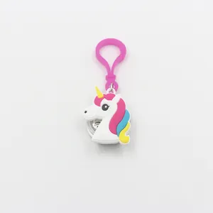 Vista dettagliata del portachiavi unicorno in PVC bianco con clip rosa e luce LED