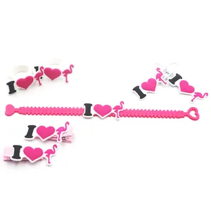 Vista dettagliata del set cancelleria fenicottero in PVC con bracciale, anelli e fermagli