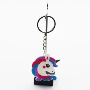 Detailansicht eines bunten Einhorn-Schlüsselanhängers aus weichem PVC mit Metallring