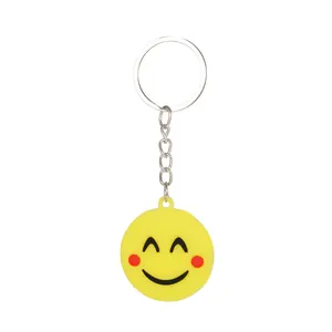 Primo piano di un vivace portachiavi a forma di smiley giallo con anello in metallo