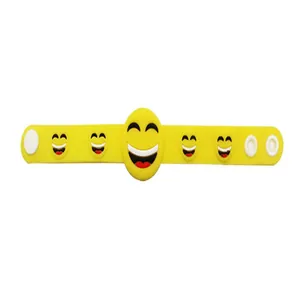 Détail d'un bracelet slap en silicone jaune avec de mignons visages emoji en relief 3D