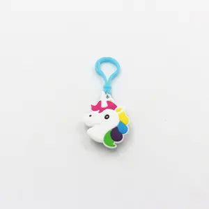 Vista dettagliata di un portachiavi a forma di unicorno in PVC colorato con clip in plastica