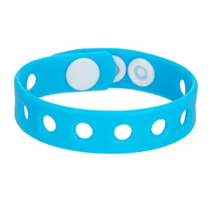 Gedetailleerde weergave verstelbare lichtblauwe siliconen armband met knopjes