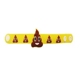 Vue détaillée du bracelet slap en PVC jaune orné de motifs emoji de caca marron