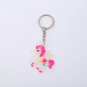 Nahaufnahme von Einhorn-Schlüsselanhänger aus PVC, leuchtend im Dunkeln mit Herzen