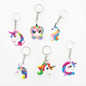 Set bunter Cartoon-Einhorn-Schlüsselanhänger aus weichem PVC mit Regenbogen-Designs
