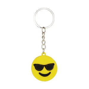 Vista ravvicinata di un portachiavi emoji sorridente giallo con occhiali da sole neri