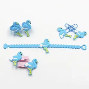 Dettaglio set accessori fenicottero 7 pezzi con bracciale PVC, anelli e fermagli