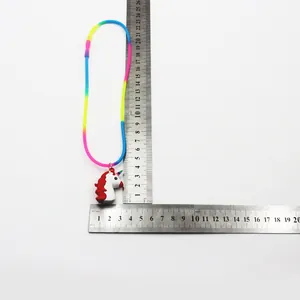 Detailansicht der bunten Silikon-Einhorn-Halskette mit präziser Größenmessung per Lineal