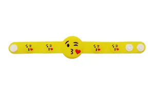Vue détaillée du bracelet en silicone jaune avec plusieurs breloques emoji bisous