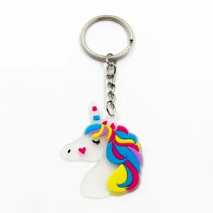 Makrodetail eines leuchtenden PVC-Einhorn-Schlüsselanhängers mit bunter Regenbogenmähne.