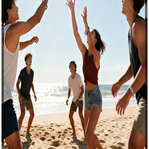Photo de personnes portant des bracelets en silicone motivants jouant au volley sur la plage.