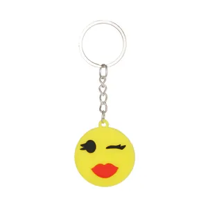Vista ravvicinata di un simpatico portachiavi emoji giallo che fa l'occhiolino