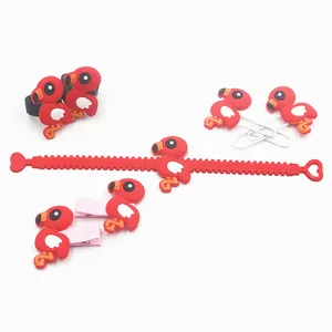 Set completo di accessori 7 pezzi fenicottero in PVC con bracciale, anelli e clip.