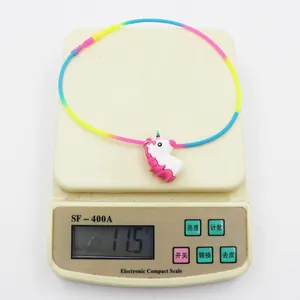 Detailansicht einer Einhorn-Halskette aus Silikon mit einem Gewicht von etwa 11,5 g auf Waage