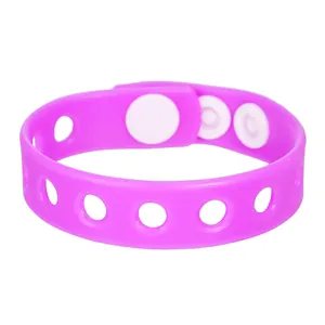 Detail van verstelbare paarse siliconen armband met drukknopen voor feestgeschenken