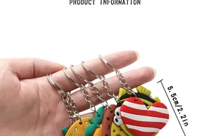 Gros plan de porte-clés de dessin animé avec cœur, pizza et indication de taille de 5,5 cm