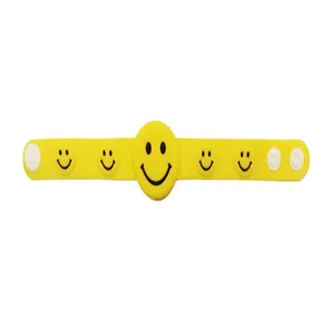 Vue détaillée d'un bracelet en silicone jaune orné d'emojis souriants en relief.