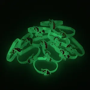 Set di braccialetti in silicone a forma di unicorno fosforescenti con luce verde brillante