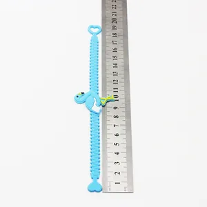 Misura in dettaglio del braccialetto con cerniera a fenicottero blu con scala di 19 cm.