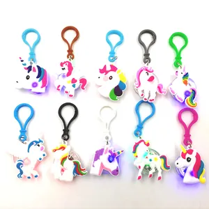 Portachiavi unicorno in PVC con LED colorati in vari simpatici design e colori vivaci.